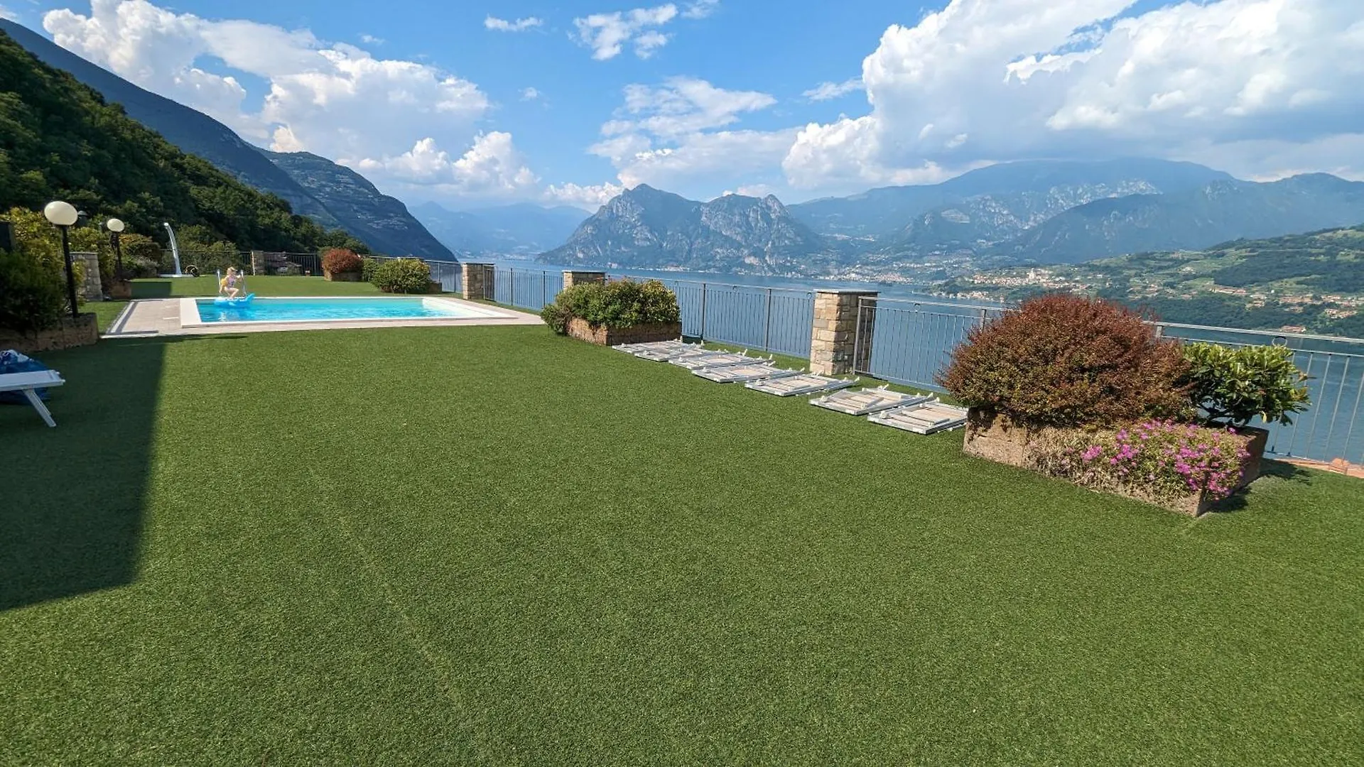Die Sonnenterrasse Vom Iseosee Tavernola Bergamasca